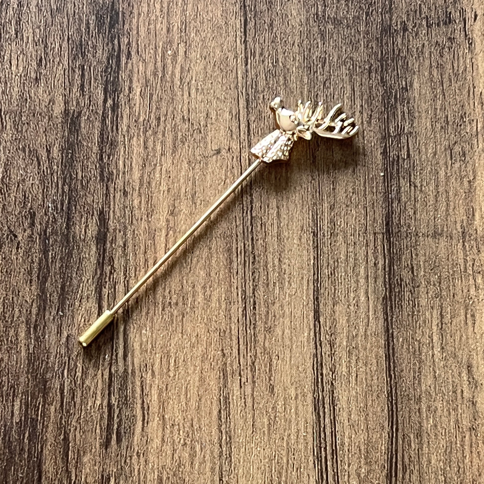 Tasker & Shaw | Luxury Menswear | Stag's head profile pin (Gold finish)