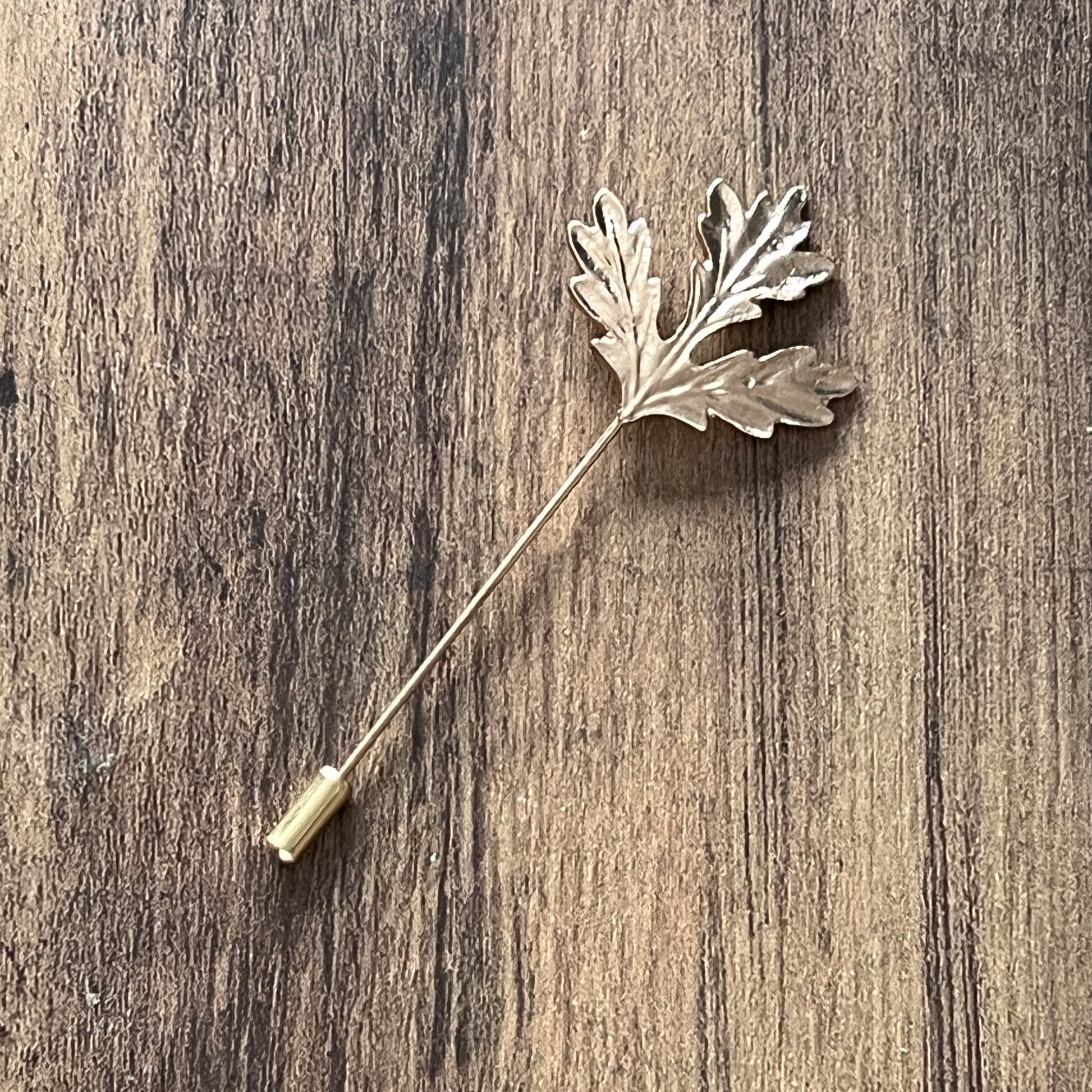 Tasker & Shaw | Luxury Menswear | Maple leaf pin (gold finish)