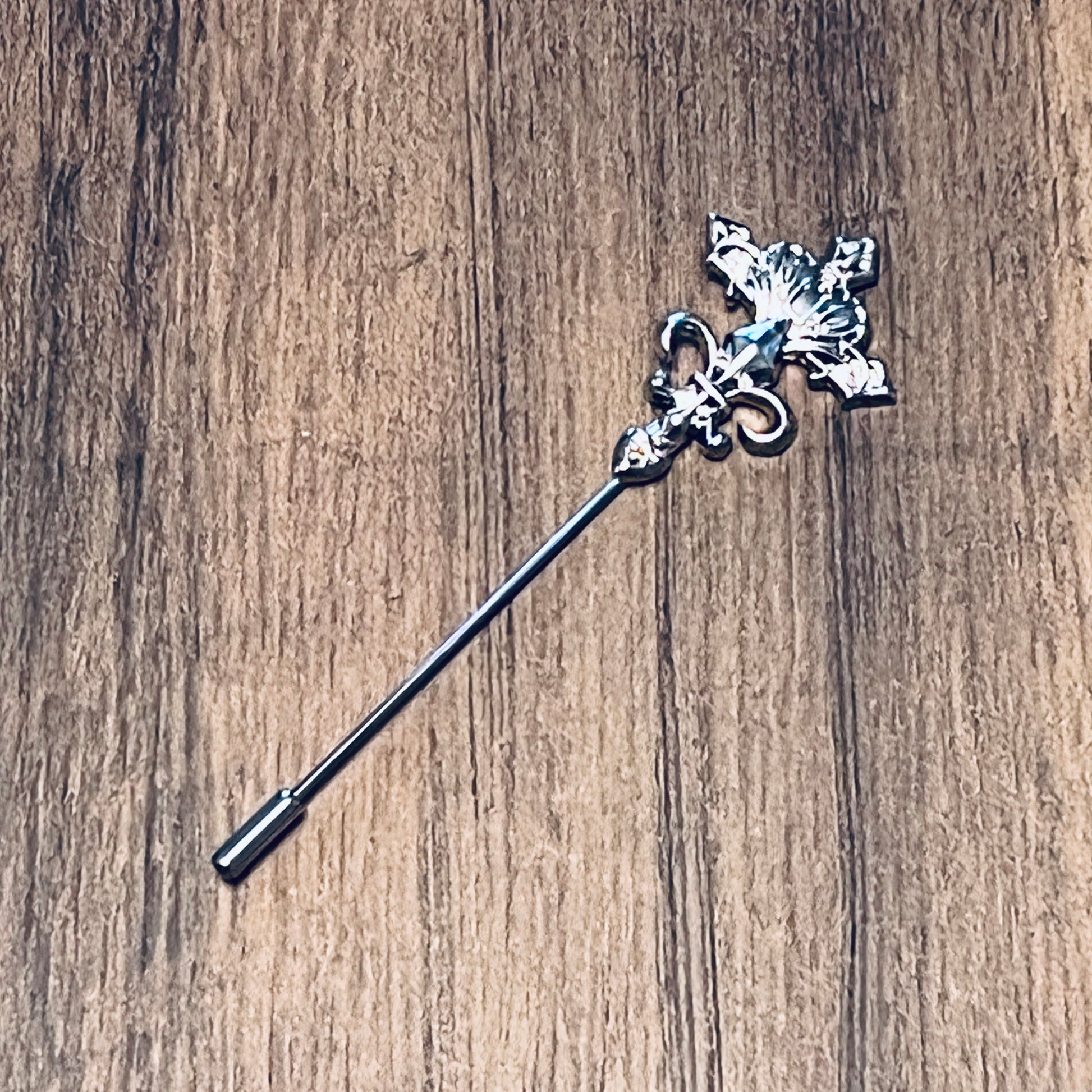 Tasker & Shaw | Luxury Menswear | Silver fleur de lis lapel pin
